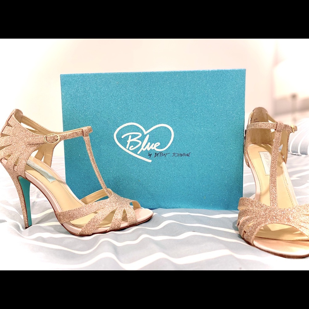Blue by Betsey Johnson gold glitter tee sandal